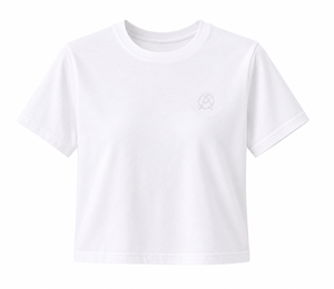 T-shirt court blanc pour femme à col rond, logo minimaliste sur le devant, tricoté, couleur unie, longueur courte - Product Image 1