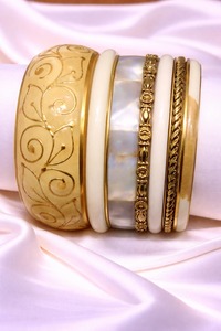 Brazaletes de Madera Natural, Metal y Resina con Diseño Artístico Hecho a Mano para Accesorios de Moda Premium - Product Image 1