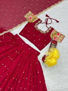 Suministro al por mayor de ropa étnica de diseñador, conjunto de lehenga listo para usar para mujeres con elegante trabajo de bordado. - Product Image 3