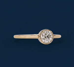 Bague solitaire de fiançailles en or jaune 14 carats avec diamant rond de laboratoire de 1 carat, taille serti clos, VVS2, certifié IGI, vente en gros - Product Image 2