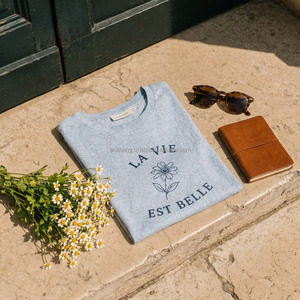 เสื้อยืดคอกลมสีฟ้าอ่อนสำหรับผู้หญิง พิมพ์ลาย "La Vie Est Belle" ทรงปกติ แขนสั้น ผ้าฝ้าย 100% - Product Image 6