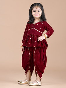 Kurta de terciopelo con adornos y mangas largas, dupatta y dhoti liso - Color granate - Product Image 4