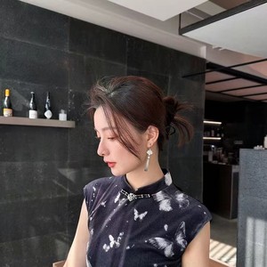 Boucles d'oreilles pendantes rectangulaires en nacre noire style chinois avec pompon papillon et charme oriental ancien - Product Image 4