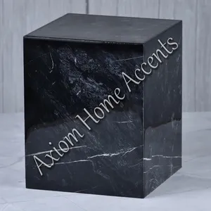 Urne en bois artisanale avec surface lisse traditionnelle et sculptures détaillées pour préserver les souvenirs de l'être cher. - Product Image 6