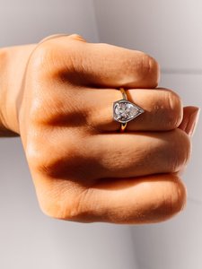 Anillo de Compromiso Solitario con Diamante Cultivado en Laboratorio de 1.50CT, Forma de Pera, Oro Sólido de 14K, Bisel de Dos Tonos, Anillo de Promesa Nupcial - Product Image 5
