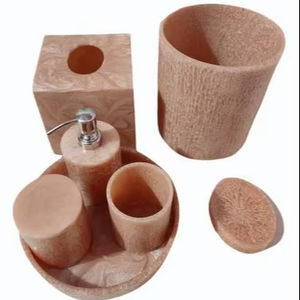 Juego de accesorios de baño de resina rosa texturizada de 4 piezas: cubierta para caja de pañuelos, dispensador de jabón, bandeja para jabón, para baño de invitados o uso en apartamentos. - Product Image 1
