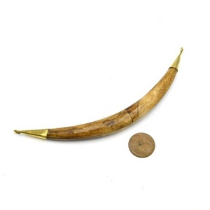 Colgante Artesanal Ecológico de Cuerno de Búfalo Curvo, Tono Dorado, Estilo Tribal Bohemio, Pieza de Arte Coleccionable FS - Product Image 4