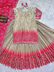 Robe de mariée traditionnelle indienne pakistanaise brodée rose pour femme, longueur ras du sol, en soie, coupe ample avec travail doré - Product Image 3