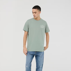 เสื้อยืดคอกลมแขนสั้นสีเขียวอ่อนสำหรับผู้ชาย ผ้าคอตตอนเจอร์ซีย์ พิมพ์ลายโลโก้ด้านหน้า ทรงปกติ สไตล์ลำลอง - Product Image 1