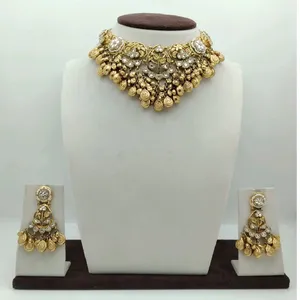 Parure de collier ras-du-cou en or massif de créateur, avec des détails de fabrication soignés et des pendentifs en forme de pièces de monnaie, bijoux de mariée classiques - Product Image 1