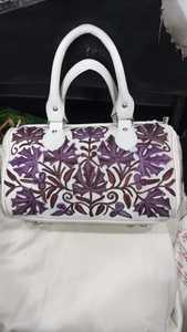 El bolso de mano hecho a medida se elabora con habilidad, fusionando la artesanía tradicional con la estética del diseño moderno. - Product Image 5