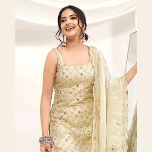 Kurti traditionnel en crêpe naturel de qualité supérieure, brodé de sequins, sans manches, col carré, en fausse fourrure, avec palazzo assorti pour soirée - Product Image 1