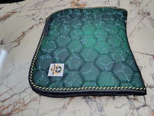 Almohadillas de silla de montar personalizables con forro de purpurina sublimada al por mayor, almohadilla de silla de montar de satén para equitación deportiva, salto y doma clásica. - Product Image 3