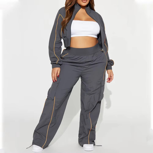 Ensemble survêtement coupe-vent et pantalon cargo pour femme, personnalisable avec logo, en nylon, détails réfléchissants, fabricant d'articles de sport - Product Image 4