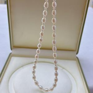 สร้อยคอมุกน้ำจืดธรรมชาติ 7 มม. แบบผีเสื้อ จากโรงงานผลิตมุกจูจี้ ขายส่งแบบชิ้นเดียว พร้อมบริการดรอปชิป - Product Image 4