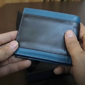 กระเป๋าสตางค์หนังพับสองตอนสีน้ำเงินเข้มและสีเขียวอมฟ้าแบบพรีเมียมสำหรับผู้ชาย พร้อมช่องใส่บัตรหลายช่อง ช่องใส่บัตรประชาชน และช่องใส่เหรียญแบบมีซิป - Product Image 5