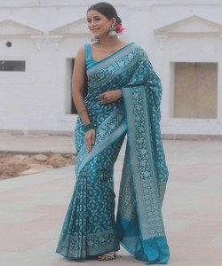 Sari de seda turquesa con borde de zari plateado, traje tradicional indio para bodas, para mujer, estilo Banarasi, largo hasta el suelo. - Product Image 2