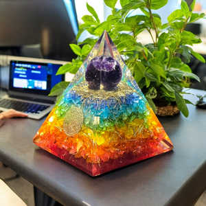 Pirámide de Orgonita con Virutas de Piedras Preciosas Naturales, 7 Chakras, Hecha a Mano, Decoración de Resina y Cobre, Arte en Capas de Piedra Arcoíris, Pirámide de Resina Artesanal - Product Image 5