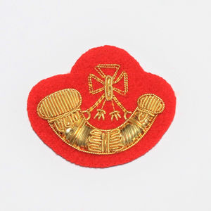 Meilleurs badges brodés personnalisables en fil de bullion avec logo sur mesure, de haute qualité, faits à la main avec perles, pour la vente en gros - Product Image 6