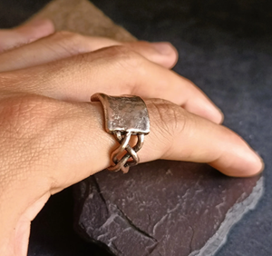 Bague magnétique en cuivre unisexe, bijou traditionnel ayurvédique de guérison, avec motif tressé en fil et bordure plaquée - Product Image 2