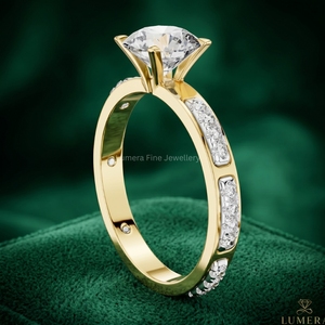 Anillo de Moissanita de Corte Redondo con Diamantes de Acento en Oro de 9KT, 10KT, 14KT y 18KT - Product Image 4