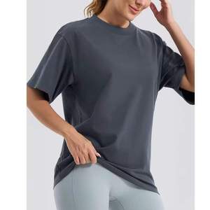 เสื้อยืดแขนสั้นสีเทาเข้มสำหรับผู้หญิง ผ้าโพลีเอสเตอร์ 100% ระบายอากาศได้ดี เหมาะสำหรับฤดูร้อน - Product Image 2