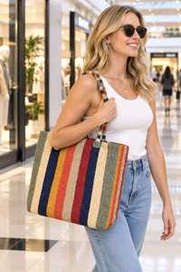 Bolso tote grande de rafia a rayas, hecho a mano, con patrón de marca, correas de cuero coloridas, dos asas y cierre de botón abierto. - Product Image 5