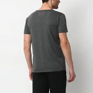 Ensemble pyjama pour homme en coton 100% respirant et léger, t-shirt à manches courtes à col rond gris et pantalon long noir décontracté - Product Image 5