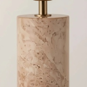 Lampe d'appoint contemporaine en marbre avec texture de pierre naturelle, forme architecturale et éclairage décoratif chaleureux - Product Image 2