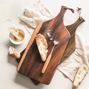 Planche à découper et à hacher en bois naturel écologique REHMAN CRAFT avec poignée intégrée et trou de suspension, compatible lave-vaisselle - Product Image 1