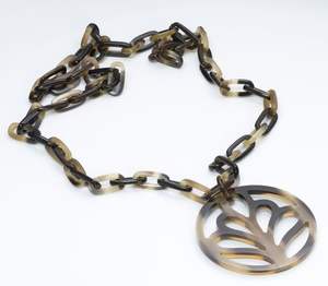 Collar de Cuerno Estilo Bohemio con Textura Orgánica Diseñado para Amantes de la Moda que Buscan Piezas de Joyería Hechas a Mano Únicas - Product Image 6