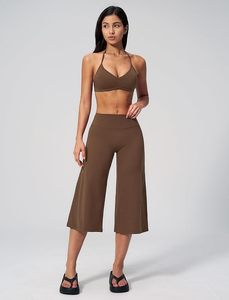 Conjunto de Yoga de 2 Piezas Color Marrón, Top Corto con Cuello Halter en V Profundo, Pantalones de Cintura Alta y Pierna Ancha hasta la Pantorrilla, Transpirables, de Spandex y Poliéster, Sin Costuras - Product Image 3