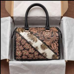 กระเป๋าถือหนังแท้แฟชั่นหรูหราปี 2026 รุ่นมินิ สปีดดี้ ดัฟเฟิล สำหรับผู้หญิง ลายดอกไม้ ดีไซน์สวยงาม คุณภาพสูง กันน้ำ เหมาะสำหรับวันหยุดสุดสัปดาห์ - Product Image 4