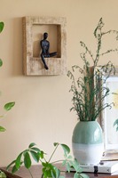 Sculpture murale artisanale en bois de manguier avec figurine abstraite d'homme grimpant, décoration artistique rustique moderne pour la maison