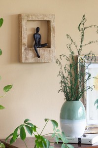 Sculpture murale artisanale en bois de manguier avec figurine abstraite d'homme grimpant, décoration artistique rustique moderne pour la maison - Product Image 6