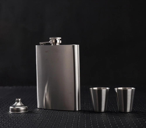 กระติกน้ำสุดหรูสีเงินพร้อมกรวยทันสมัยทนทานกันรั่วเหมาะสำหรับของขวัญการผจญภัยกลางแจ้งและการเดินทาง - Product Image 3