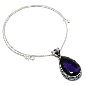 Colgante de diseño hecho a mano con piedra preciosa de amatista azul: Joyería hecha a mano - Product Image 1