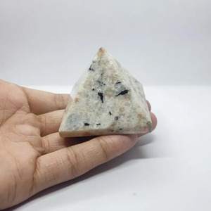 Vente en gros de pierres naturelles faites à la main en agate Muntaha pyramidal de 30-35 mm, cristaux de Reiki en vrac, pierre de soleil de qualité supérieure - Product Image 1