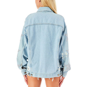 Veste en jean bleu clair pour femme avec détails effilochés et embellissements étoiles, manches longues, col rabattu, style printemps - Product Image 3