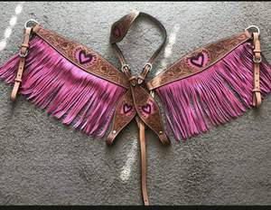 Collar de Pecho para Caballo de Cuero Premium con Flecos Rosados |   Arreos Ecuestres con Diseño de Corazón, Ajustables, para Entrenamiento de Equitación - Product Image 3