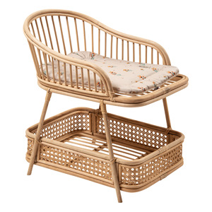 Les enfants jouent avec des jouets en rotin, une grande table à langer pour poupées, des meubles pour poupées faits à la main. - Product Image 5