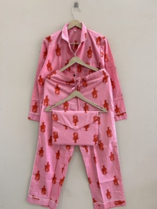 Hermoso Conjunto de Pijama de Algodón con Estampado de Langosta Hecho a Mano, Ropa de Dormir de Lujo - Product Image 4