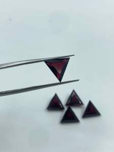 โกเมนสีแดงธรรมชาติทรงสามเหลี่ยม 5 เม็ด 12.50 กะรัต 9 มม. สำหรับทำเครื่องประดับ - Product Image 5