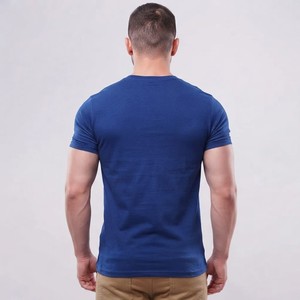 T-shirt décontracté pour homme, bleu royal uni, col rond, manches courtes, coupe ajustée, en jersey de coton respirant, longueur standard - Product Image 2