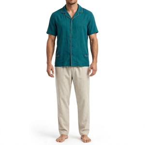 Ensemble pyjama pour homme, couleur vert sarcelle, manches courtes, chemise boutonnée et pantalon de détente crème avec passepoil contrasté - Product Image 1