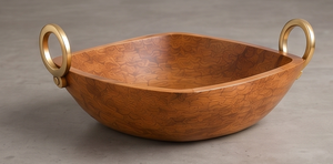 Ensaladera Cuadrada Geométrica de Madera Teñida en Nogal Oscuro con Asa Vertical de Latón y Plato para Servir - Product Image 3