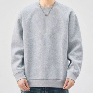 Sudadera de cuello redondo color verde oliva para hombre: Estilo minimalista, máxima comodidad. Esta sudadera de cuello redondo verde oliva es perfecta para usar en capas o de forma individual. - Product Image 5