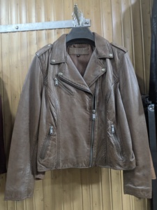 Veste en cuir de vachette de haute qualité, design personnalisé, style moderne et finition soignée pour hommes et femmes. - Product Image 1