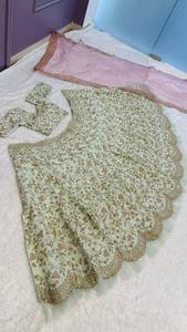 Lehenga Choli en Soie et Polyester de Créateur Exclusif pour Femme, Coupe Slim, Broderie Florale, Travaux de Broderie Lourds sur le Bas, Style Indien, Idéal pour Mariage et Fêtes - Product Image 6