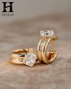 ต่างหูเพชรทรง Huggie แบบสองวง ดีไซน์หรูหรา เพชร Radiant Cut ทอง 14K ต่างหูแบบวงแหวนไขว้สำหรับผู้หญิง - Product Image 4